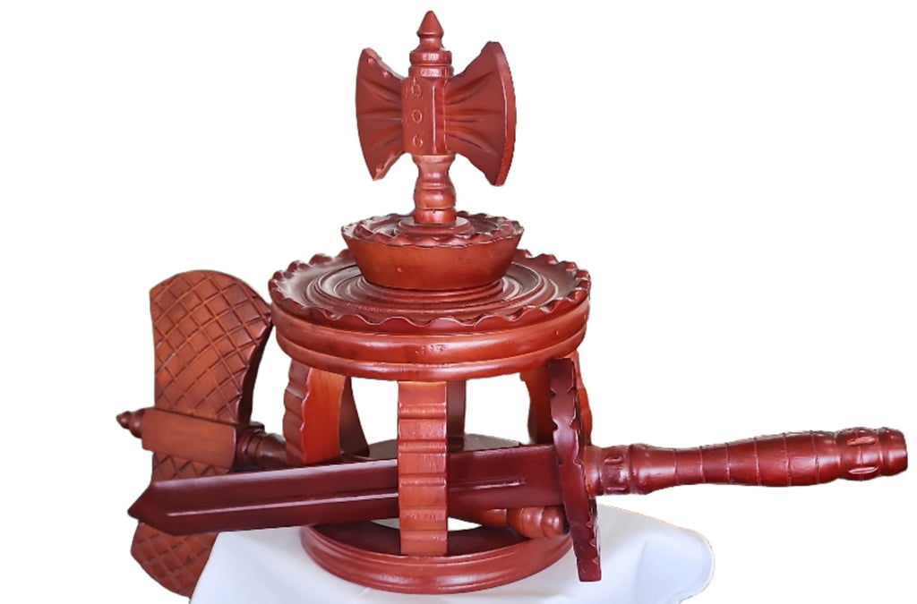CORONA DE MADERA CON HACHA Y ESPADA